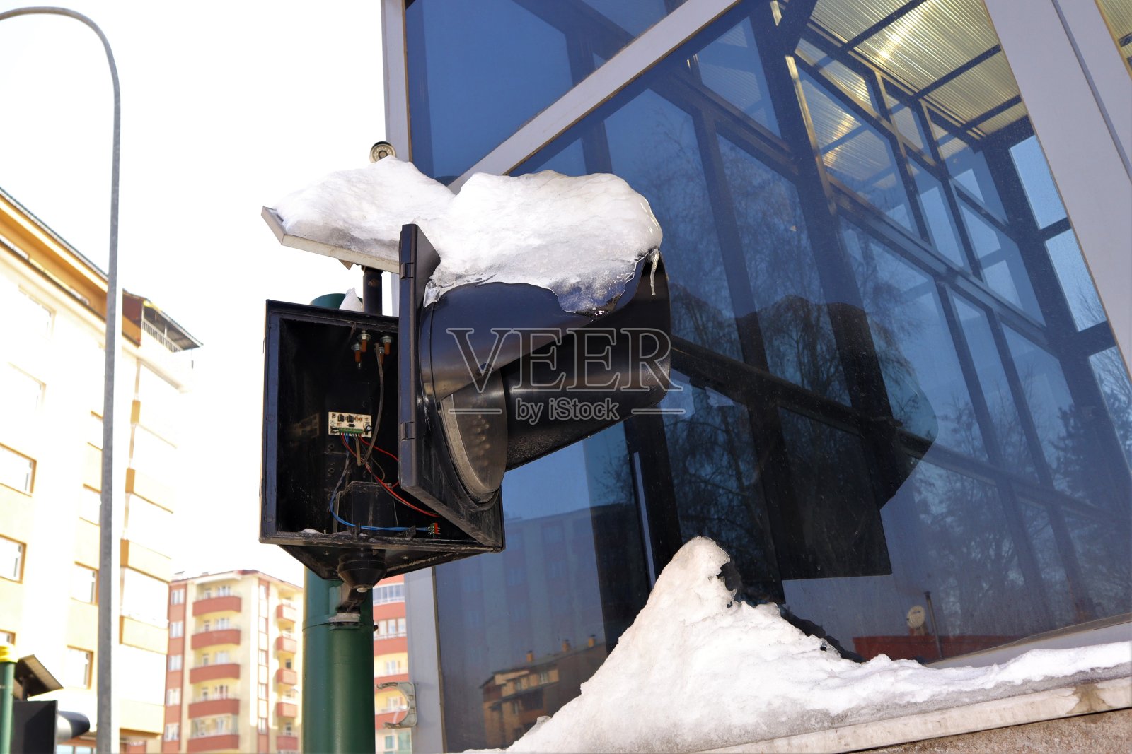 红绿灯上的雪。埃尔祖鲁姆冬季常见的风景，前往土耳其。
寒冷的天气零下50摄氏度。
冰，雪，冻结，结霜，结冰，冻结，结霜照片摄影图片