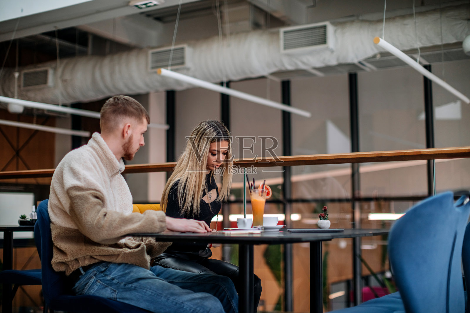 两个年轻人在喝酒照片摄影图片