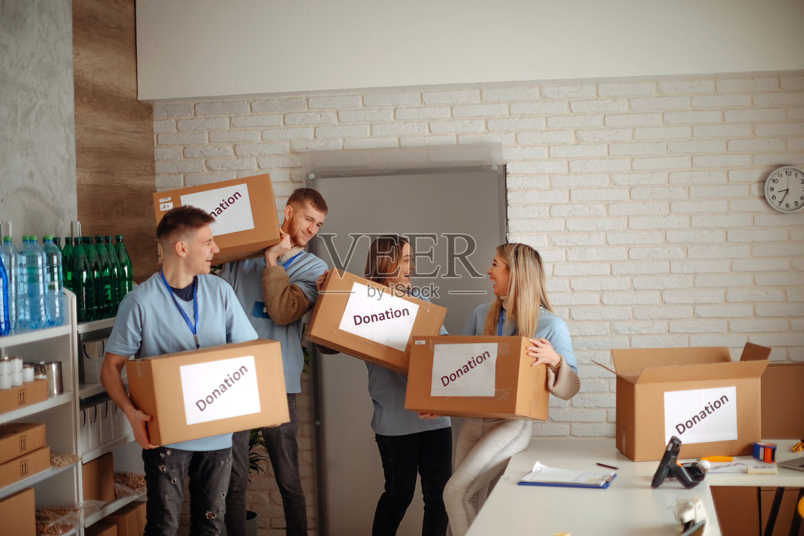 在箱子里准备捐赠的大学生照片摄影图片