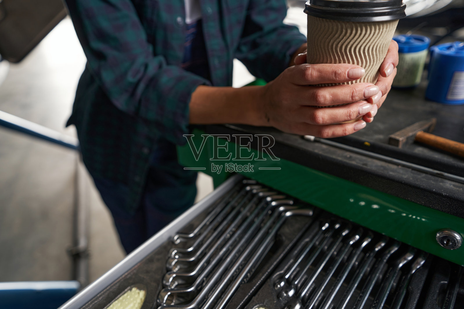 不明身份的女救援工程师在机库休息时休息照片摄影图片