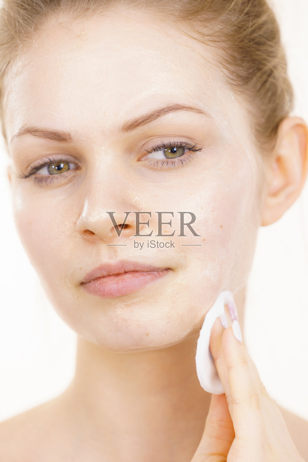 女孩卸掉面膜化妆品照片摄影图片