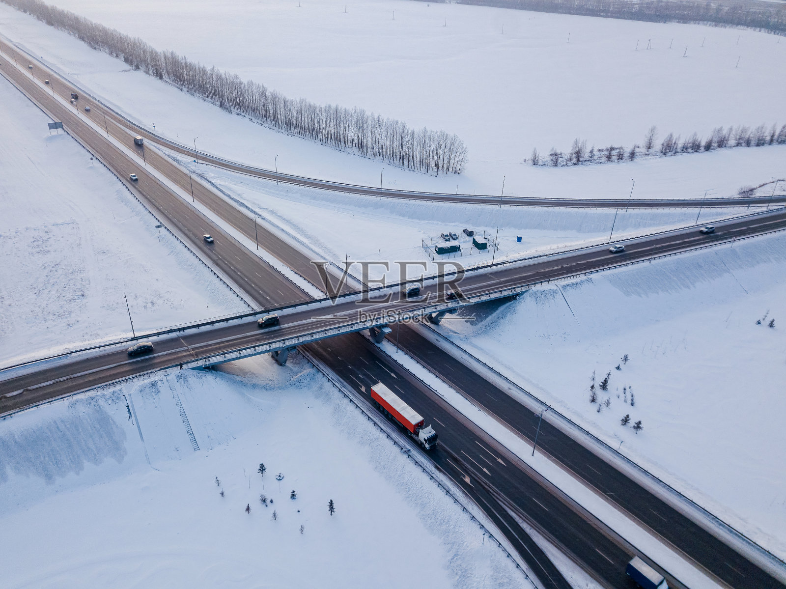 运输枢纽交通道路。高空俯瞰现代道路交叉口。从上到下的冬季鸟瞰图照片摄影图片