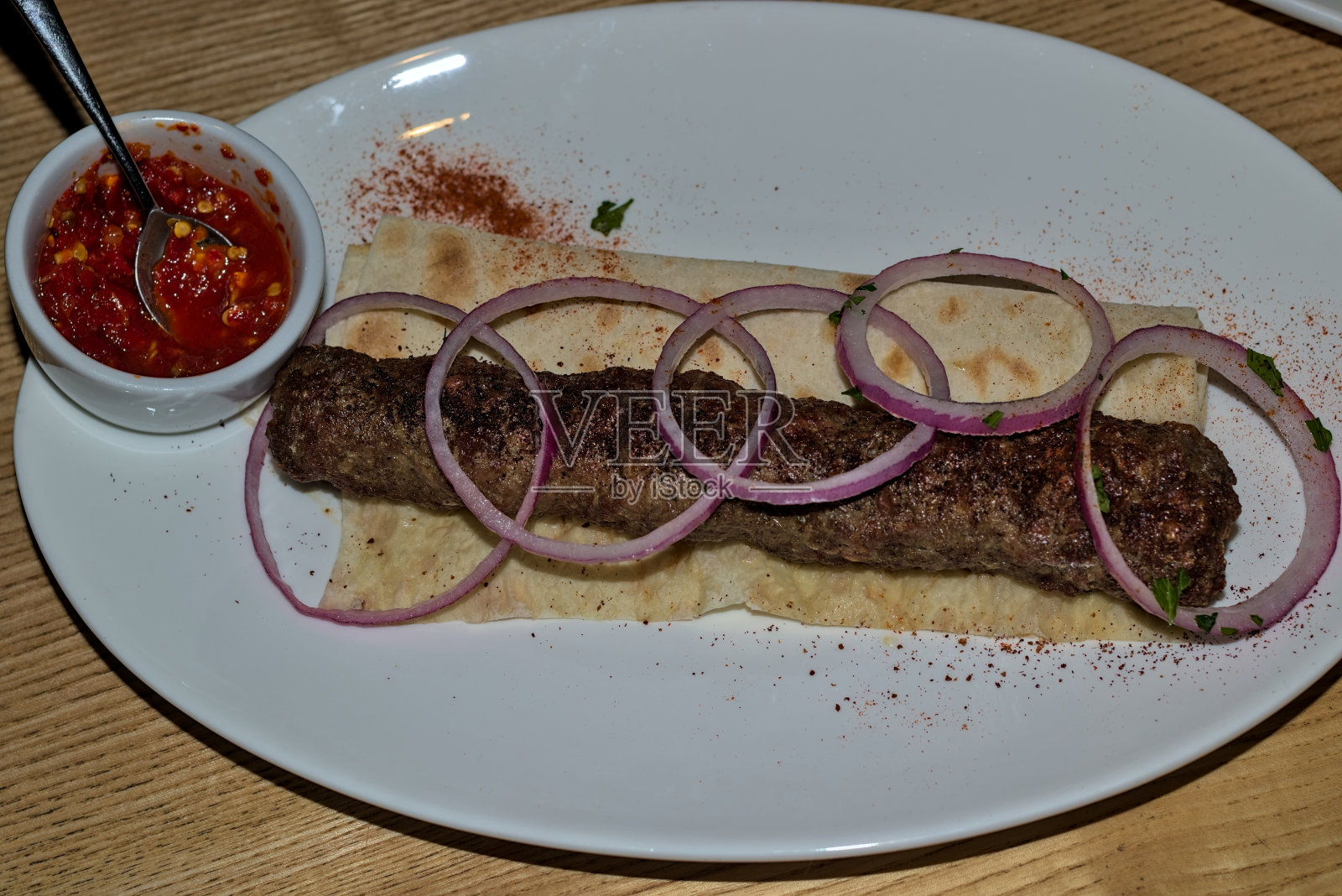 把烤串放在盘子里。照片摄影图片