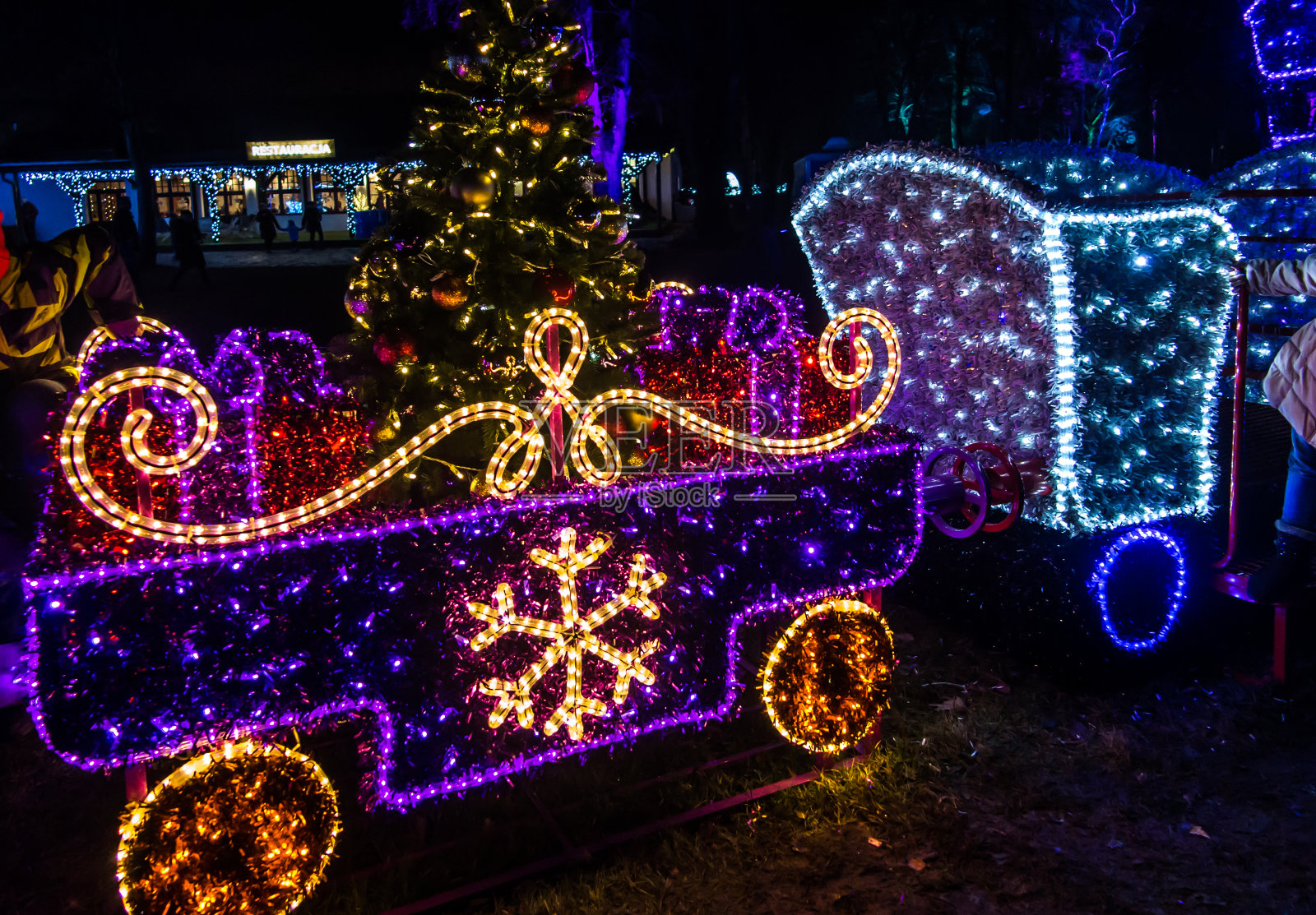 波兰Zabrze的Million lights公园里，各种各样的彩色闪烁灯光上演照片摄影图片