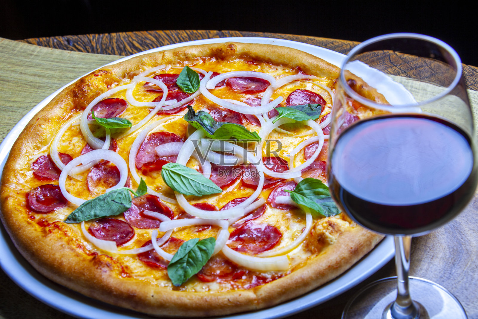 洋葱圈辣香肠披萨照片摄影图片