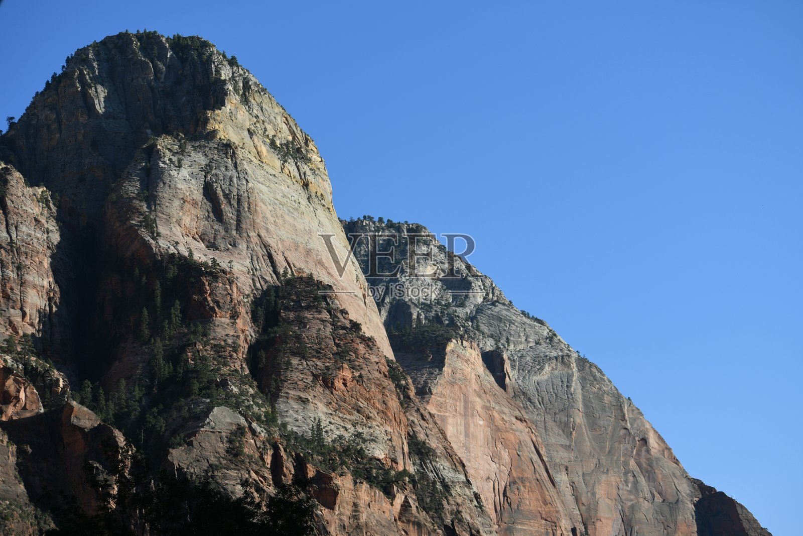 犹他州国家公园的山脉和岩层照片摄影图片
