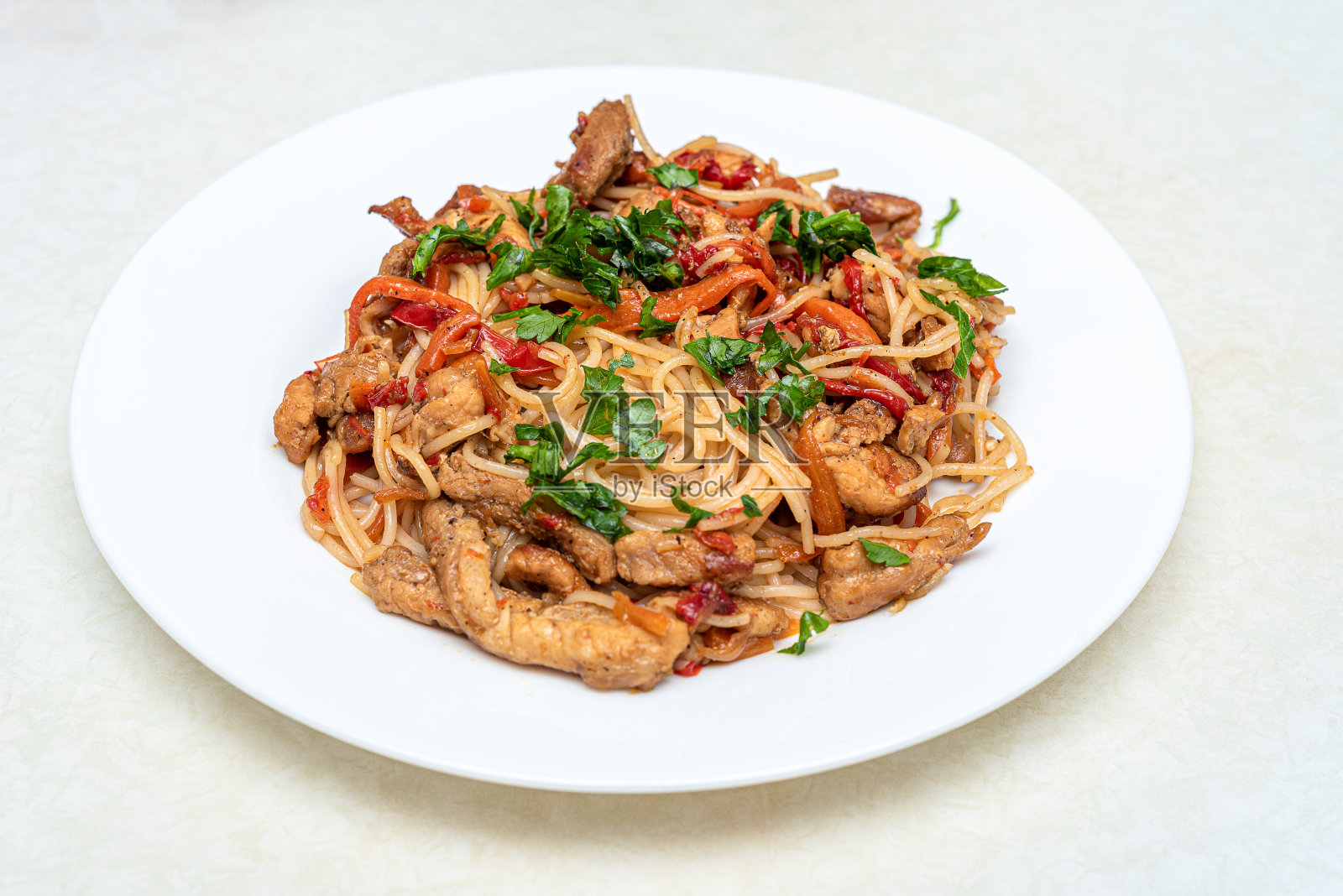 用肉和蔬菜点缀欧芹的米粉。照片摄影图片