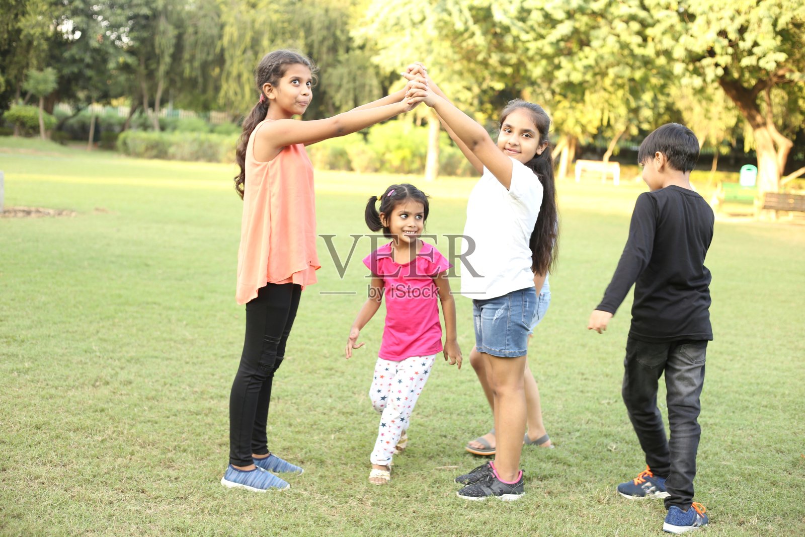 孩子们外出和朋友们玩游戏照片摄影图片