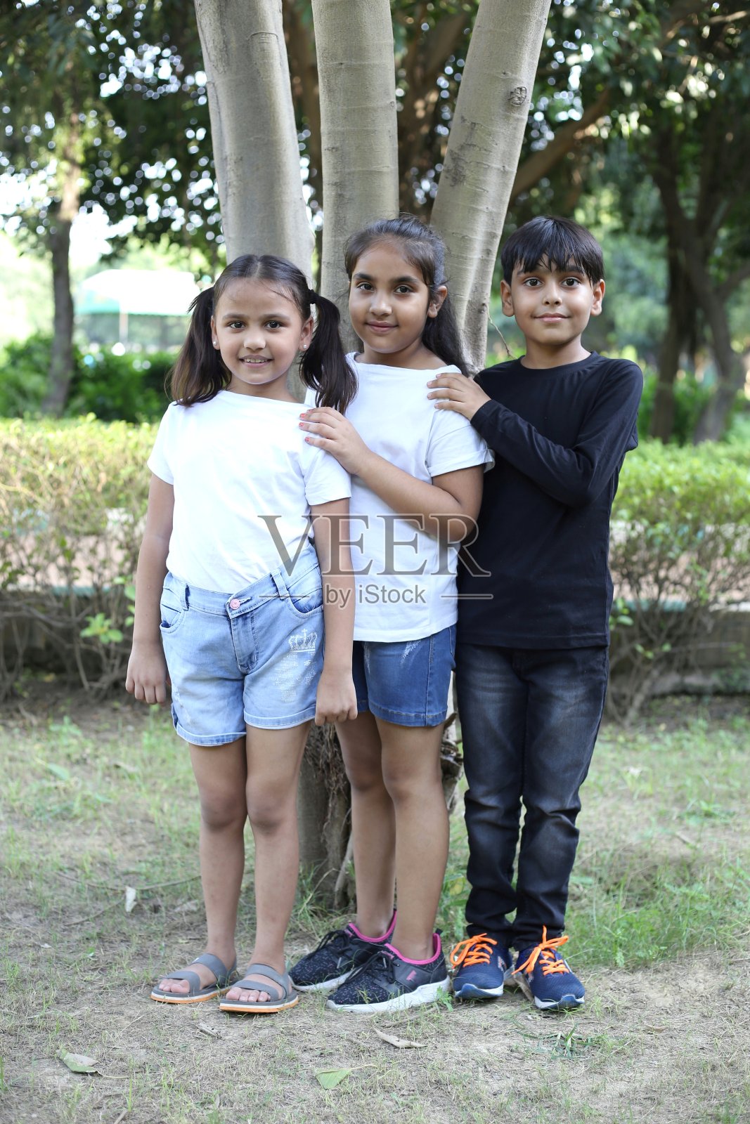 孩子们外出和朋友们玩游戏照片摄影图片