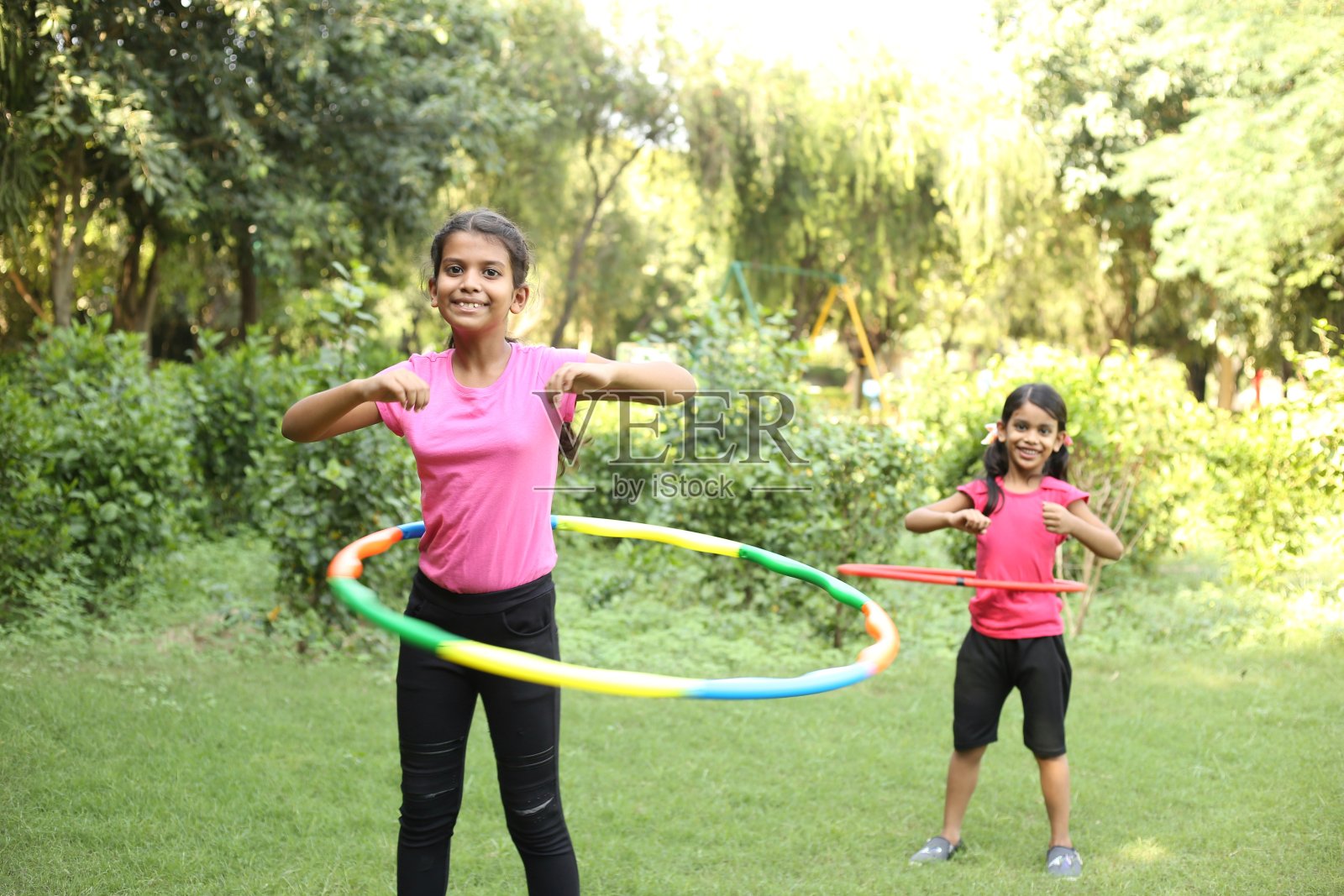孩子们外出和朋友们玩游戏照片摄影图片