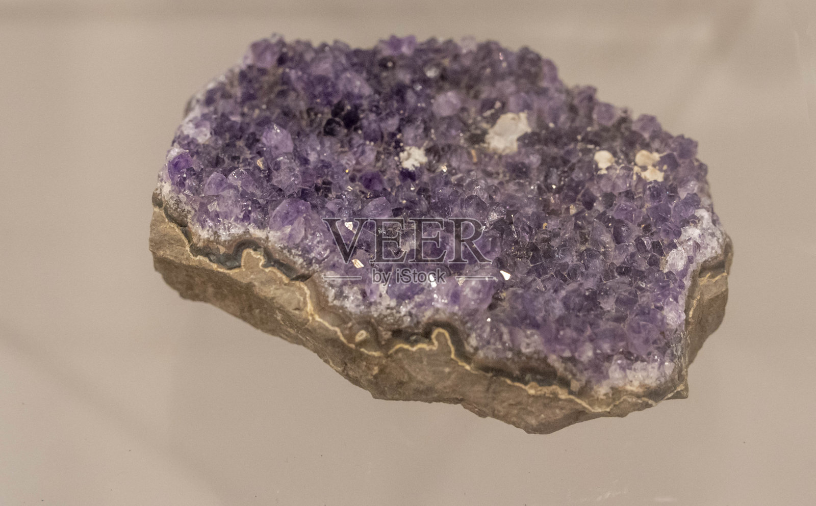 紫水晶紫色收藏石展出(选择性聚焦)。照片摄影图片