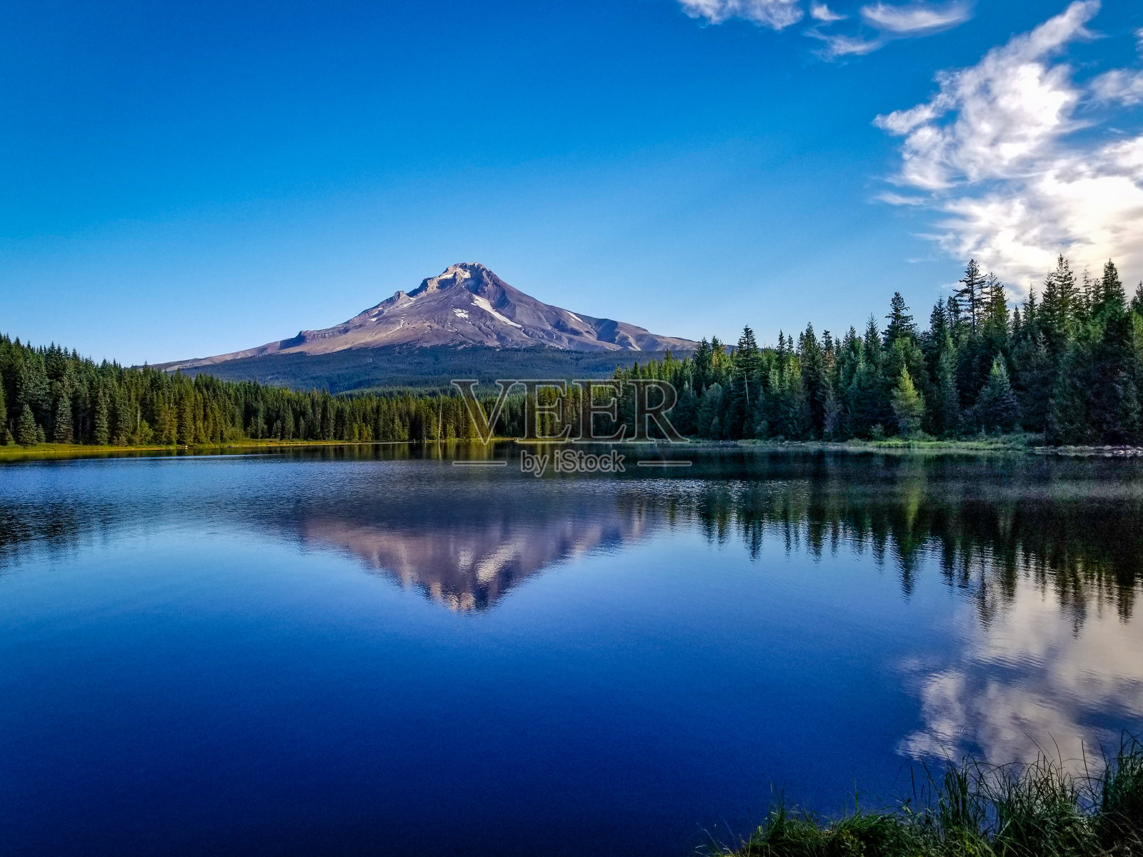 俄勒冈州的延龄湖与胡德山的倒影照片摄影图片