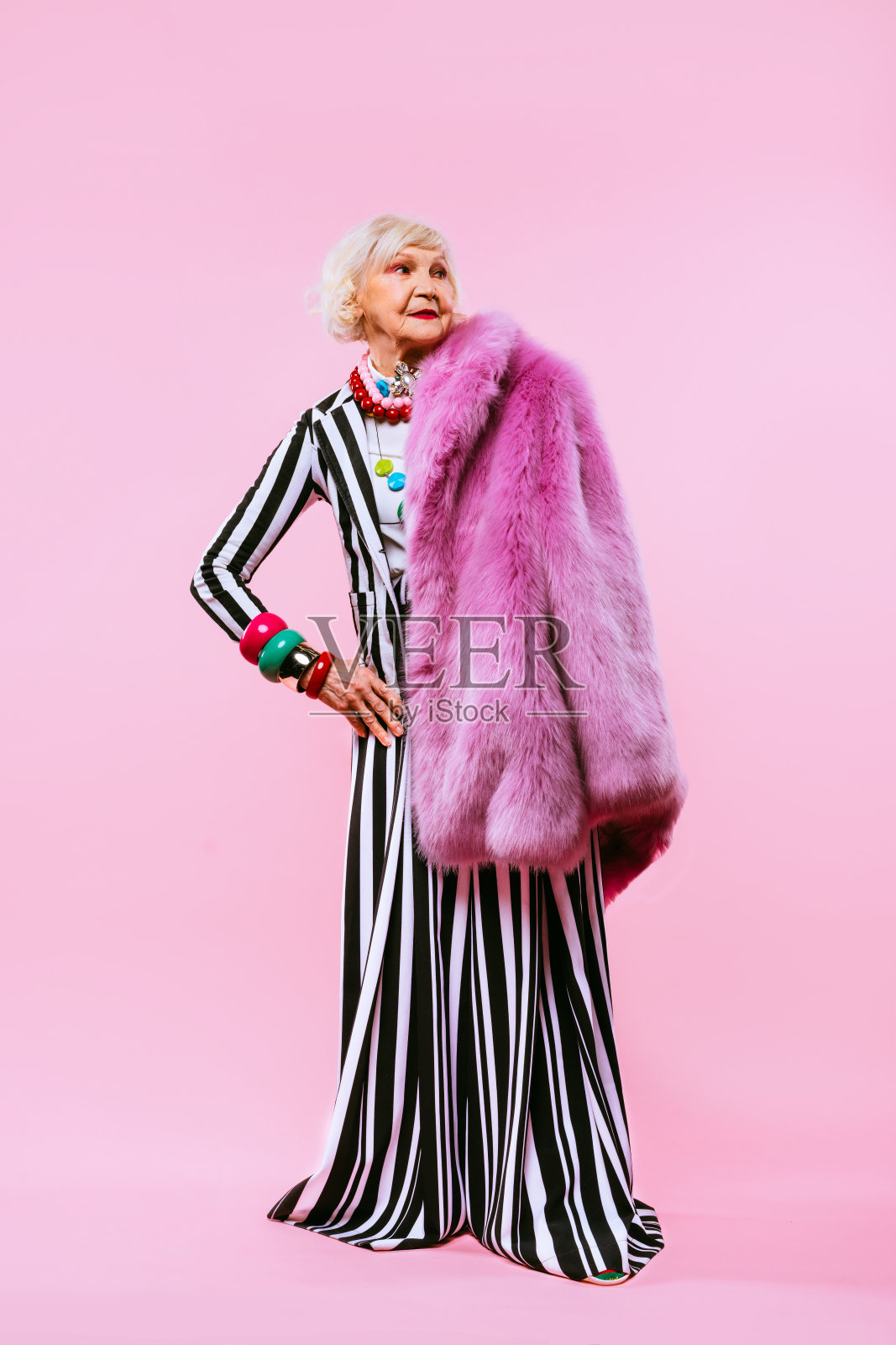 酷酷时尚的老女人穿着时尚的衣服照片摄影图片