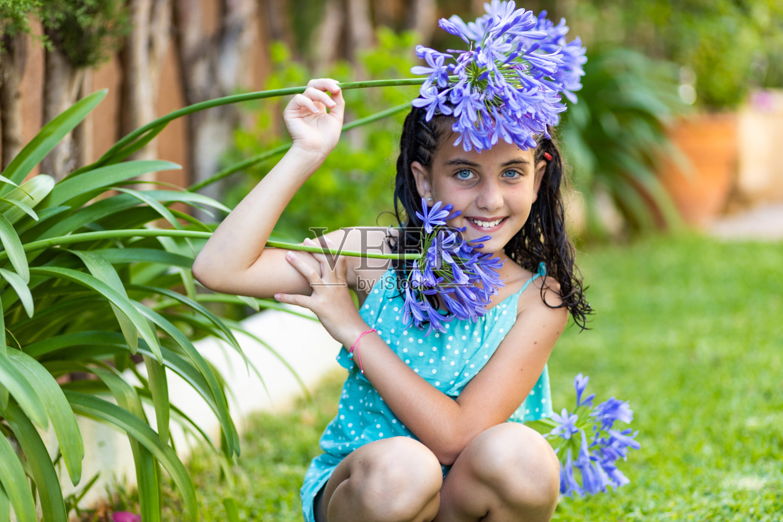一个小女孩在花园里的肖像照片摄影图片