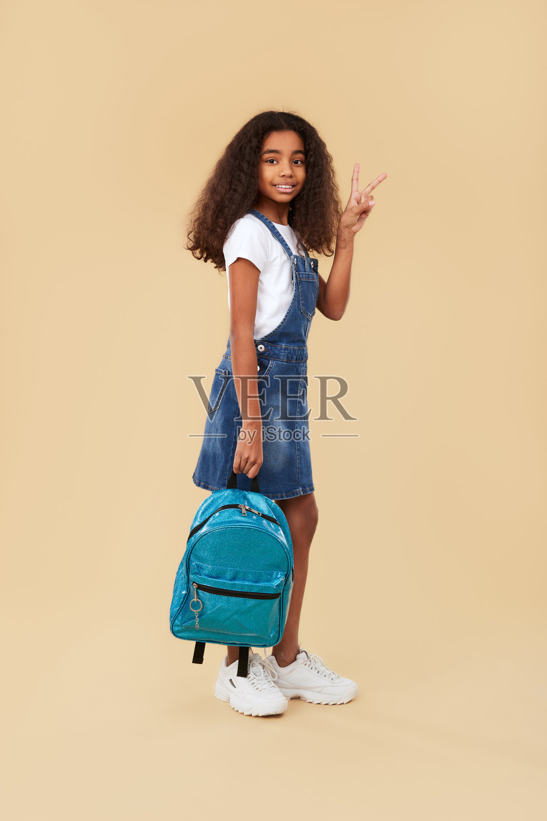 黑人女学生做V字手势照片摄影图片