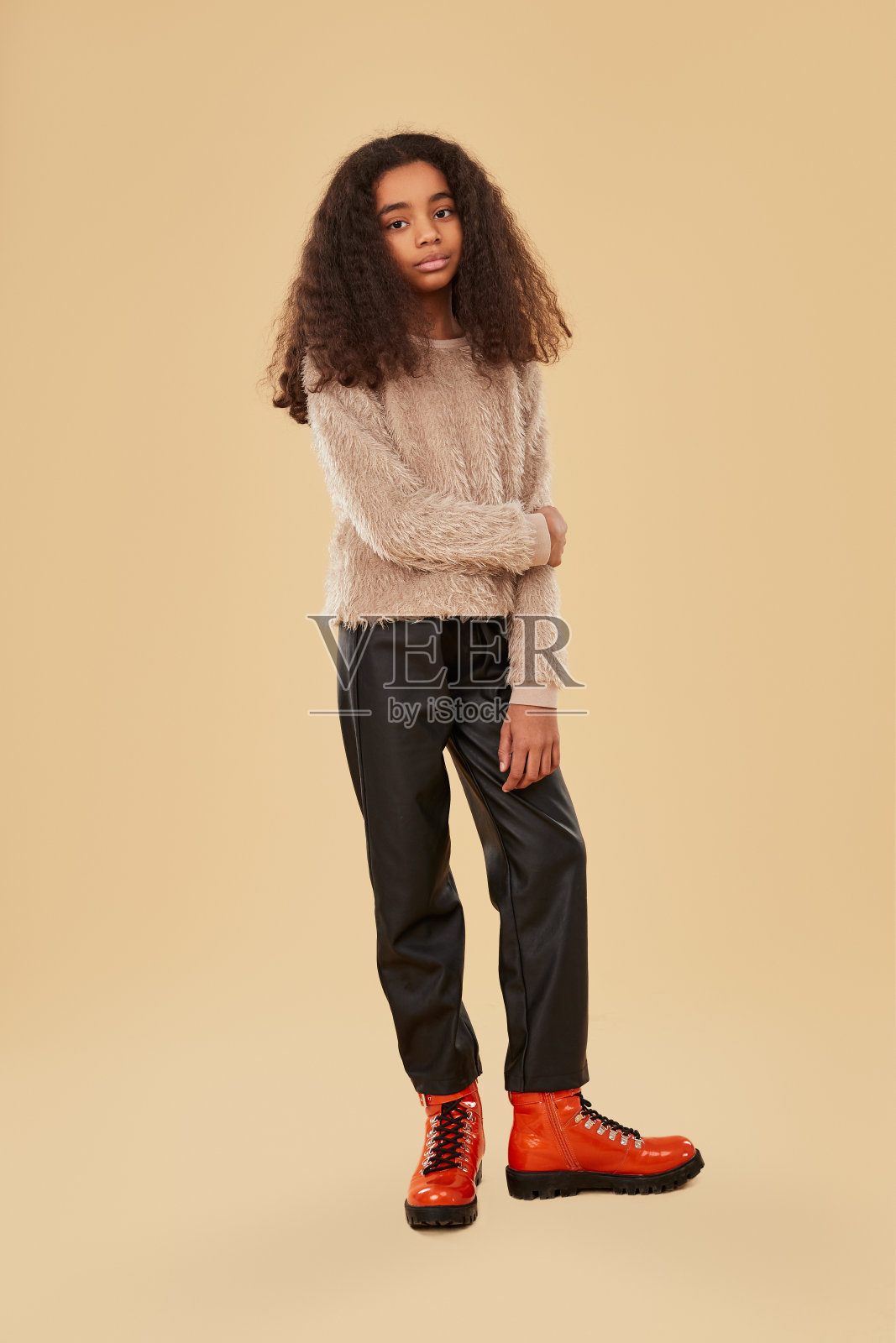 穿着时尚服装的黑人女孩照片摄影图片