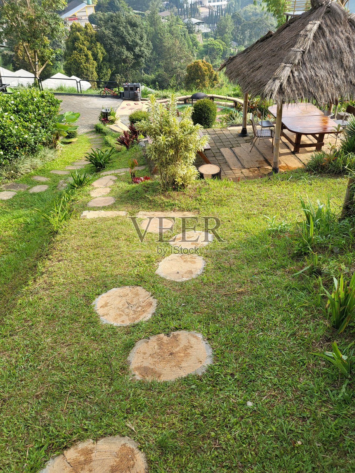 草地上有一条白色的圆形石径照片摄影图片