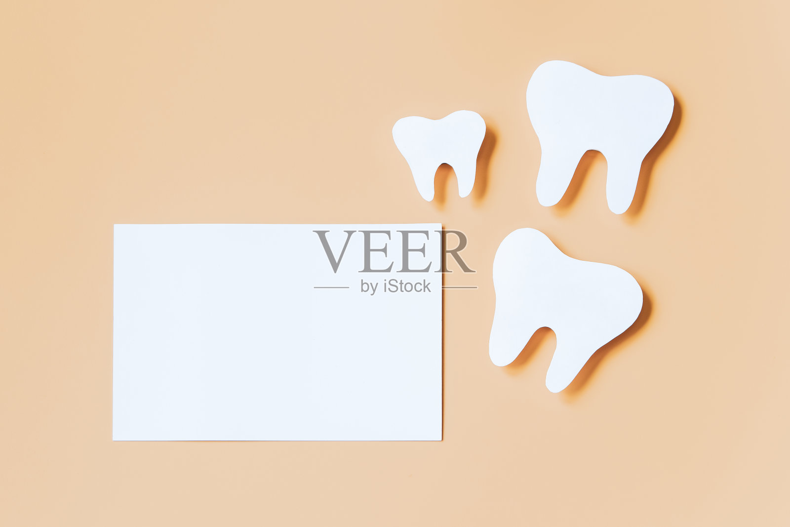 时尚米色背景的环保木制牙刷。牙科保健的概念。牙医快乐的一天。照片摄影图片