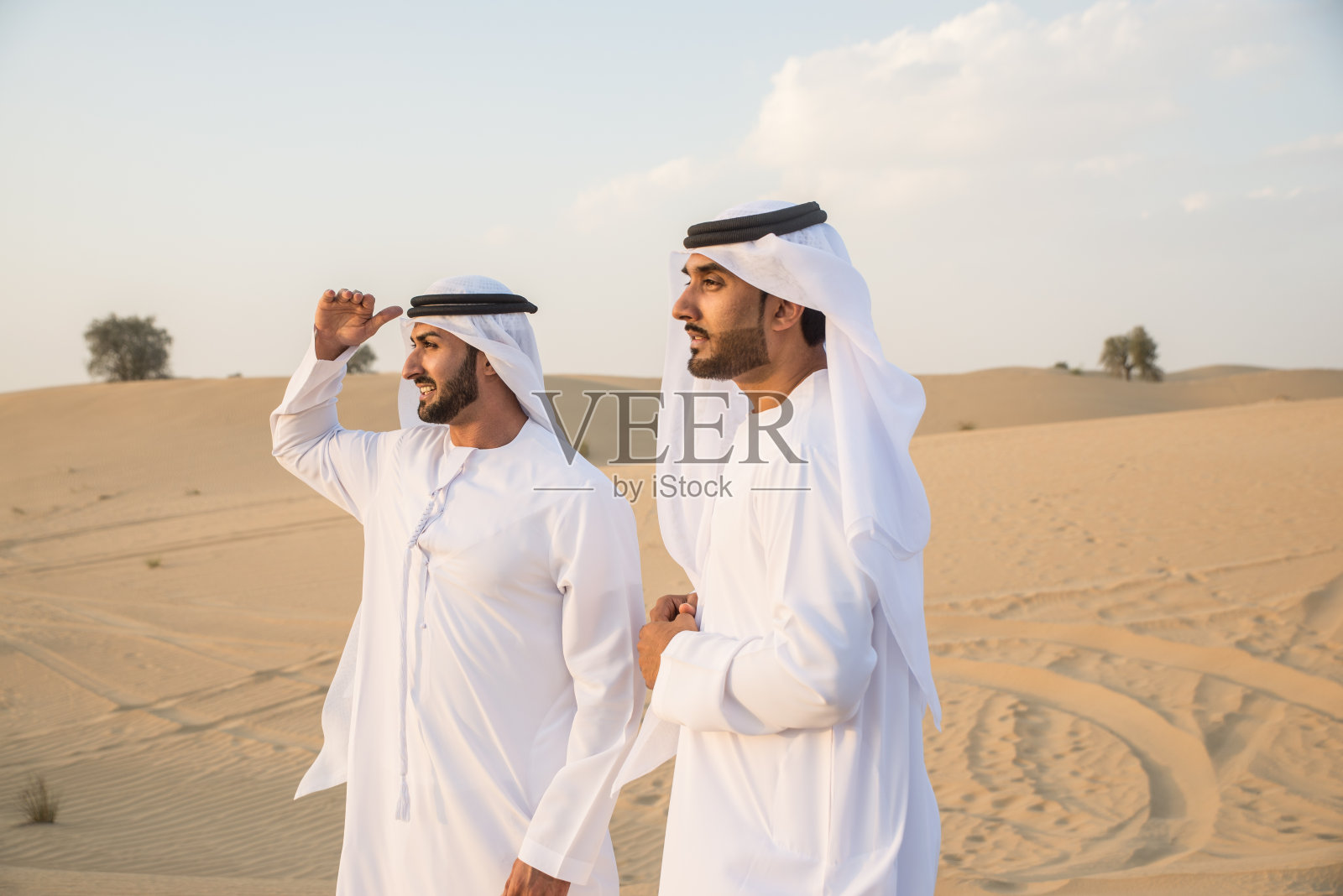 沙漠中的阿拉伯人照片摄影图片