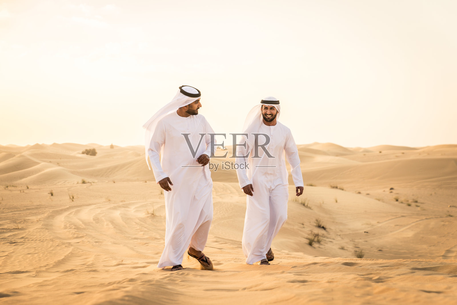 沙漠中的阿拉伯人照片摄影图片