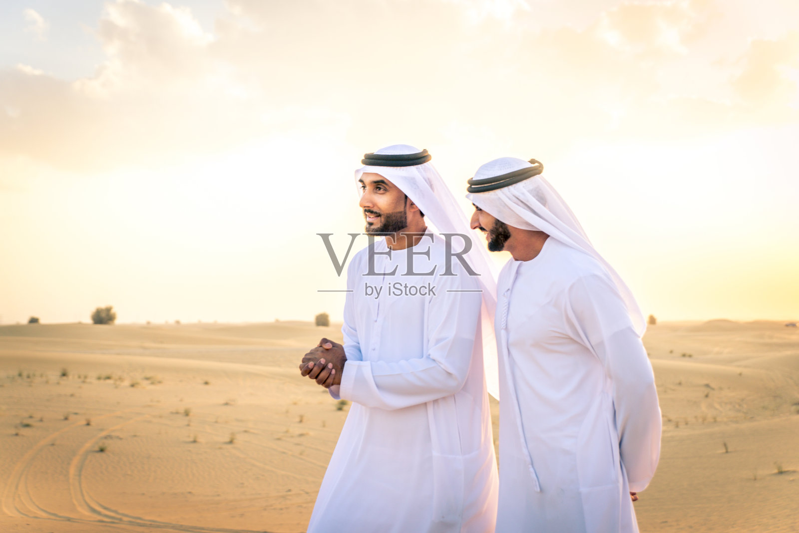 沙漠中的阿拉伯人照片摄影图片