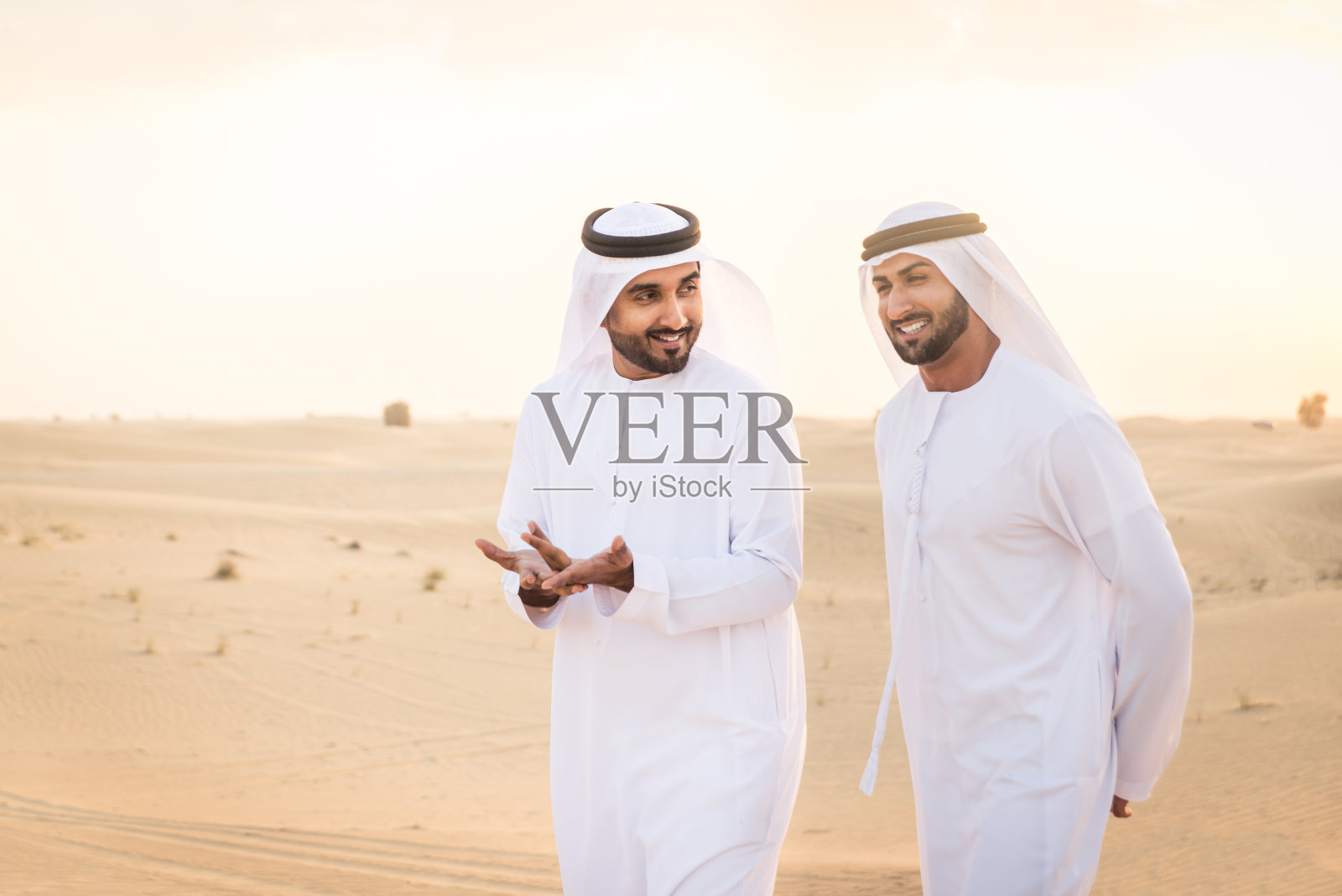 沙漠中的阿拉伯人照片摄影图片