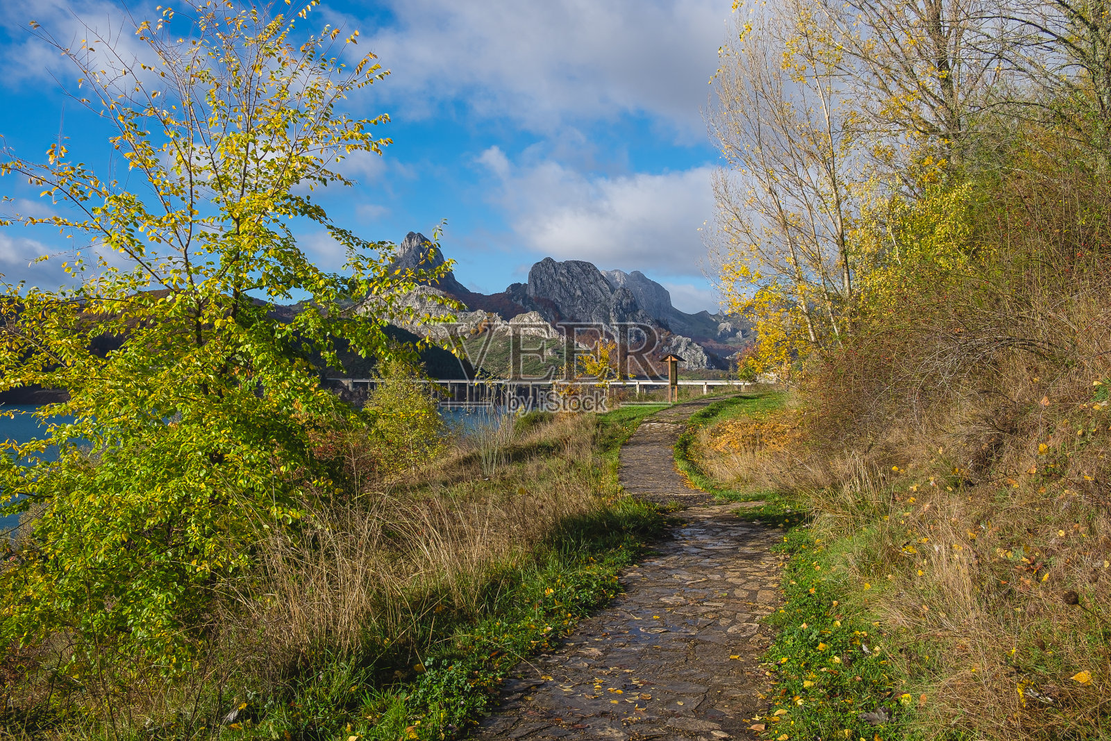 Riaño水库，位于西班牙莱昂省照片摄影图片