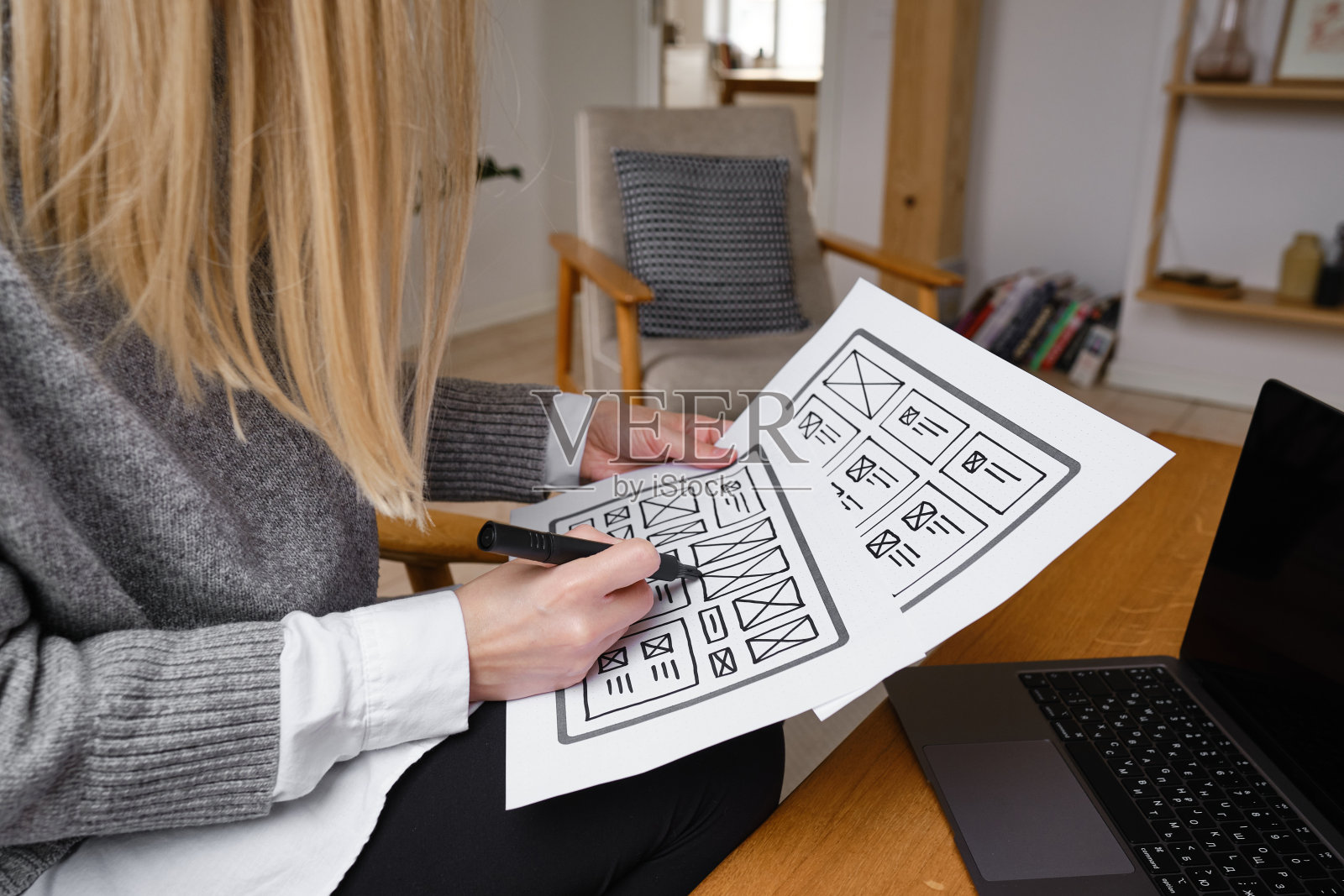 女设计师创建网站设计线框。草图，原型，框架，布局未来设计项目。UI和UX -用户界面，用户体验设计师。网页设计工作室的创意概念照片摄影图片