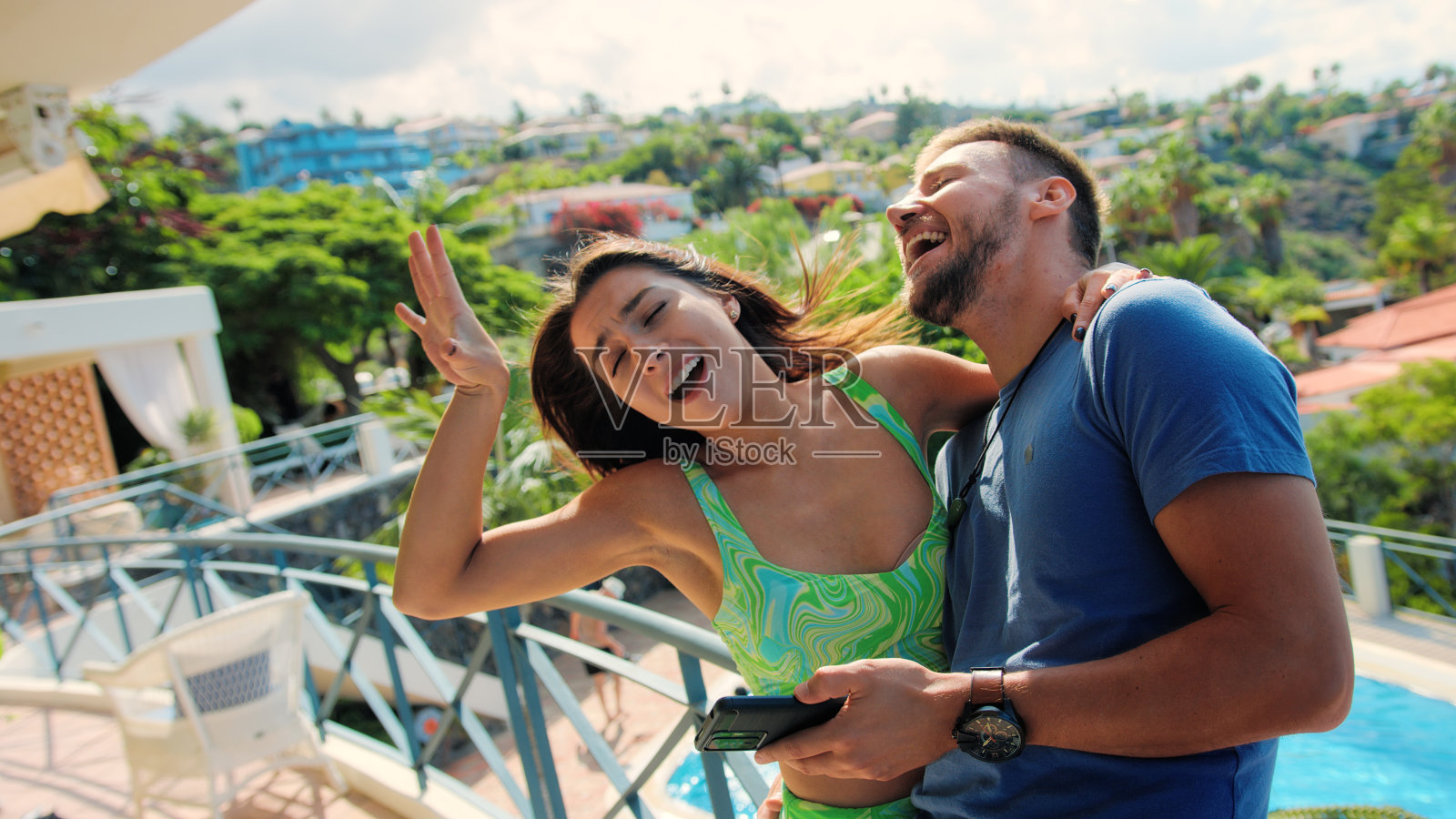 一对夫妇在露台上看海。一个有问题照片摄影图片