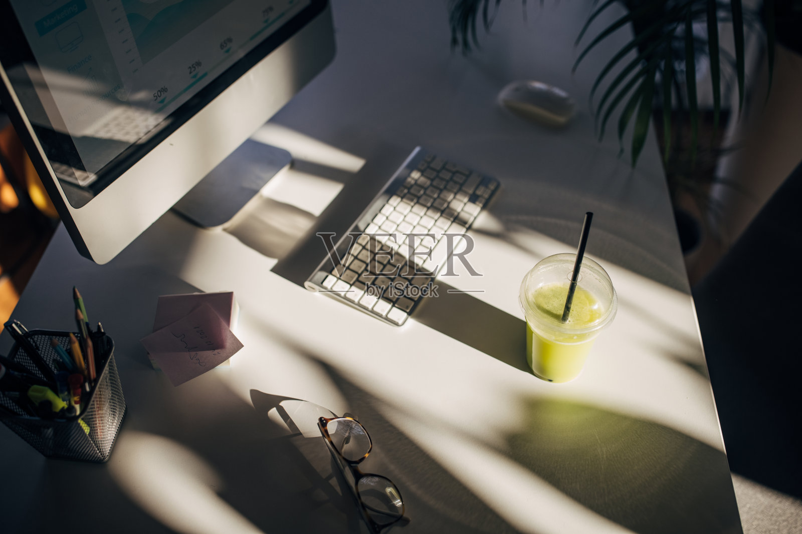 办公室办公桌上的绿色奶昔照片摄影图片