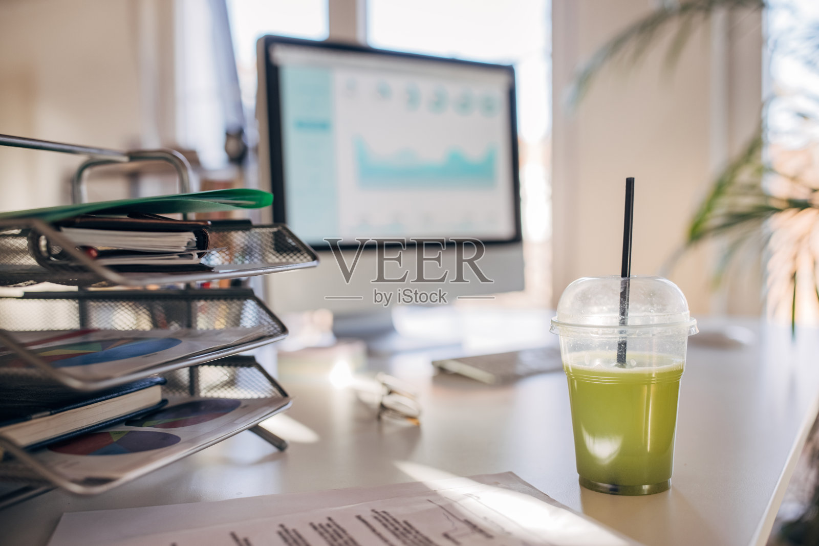办公室办公桌上的绿色奶昔照片摄影图片