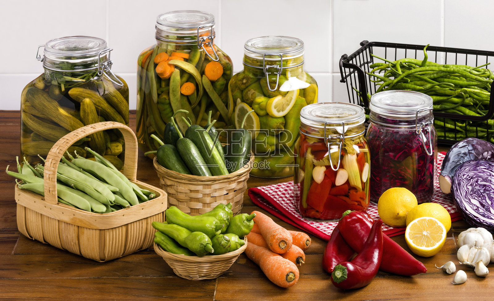 桌上放着自制的坛子泡菜照片摄影图片