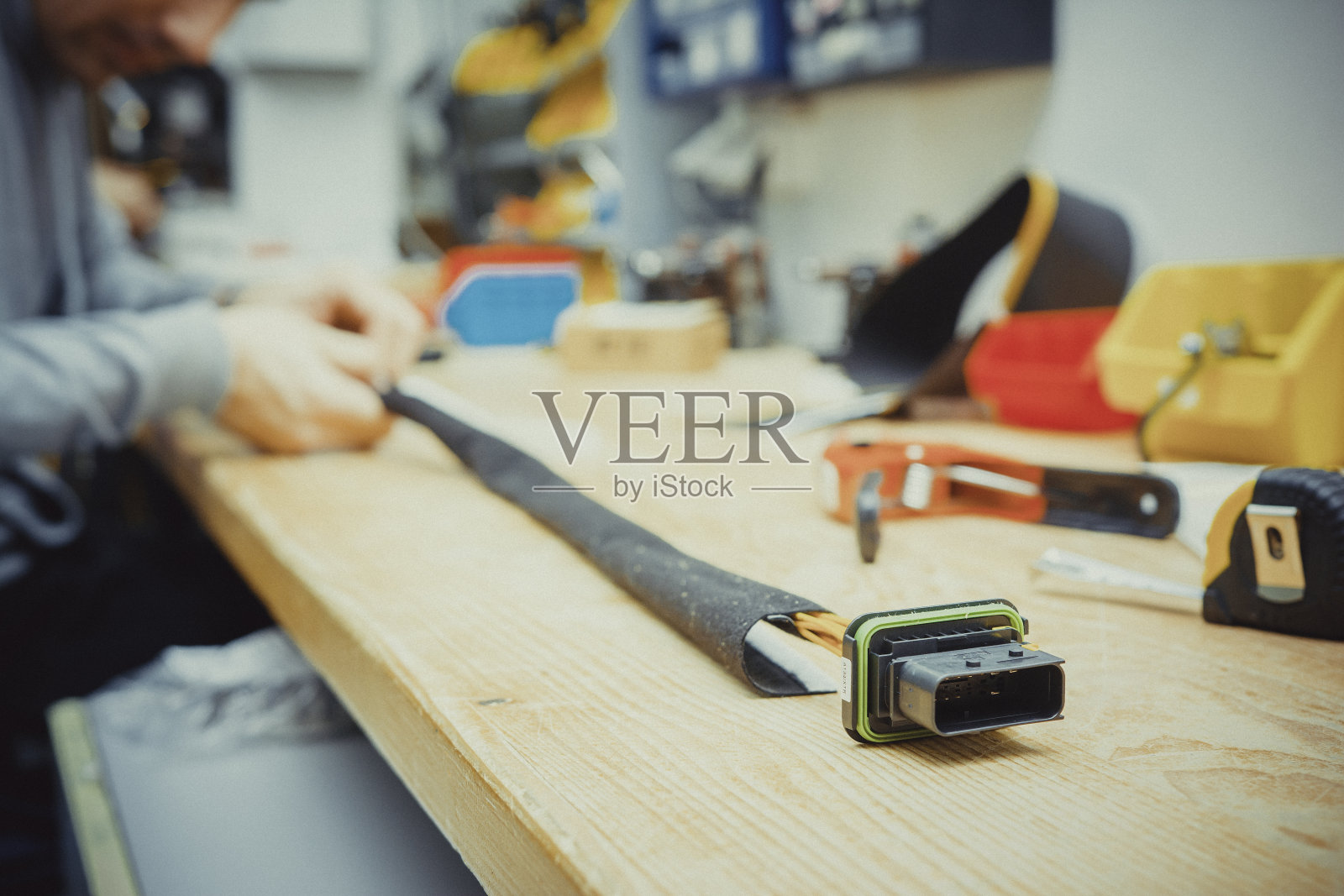 男性产业工人，在工厂从事生产设备的工作照片摄影图片