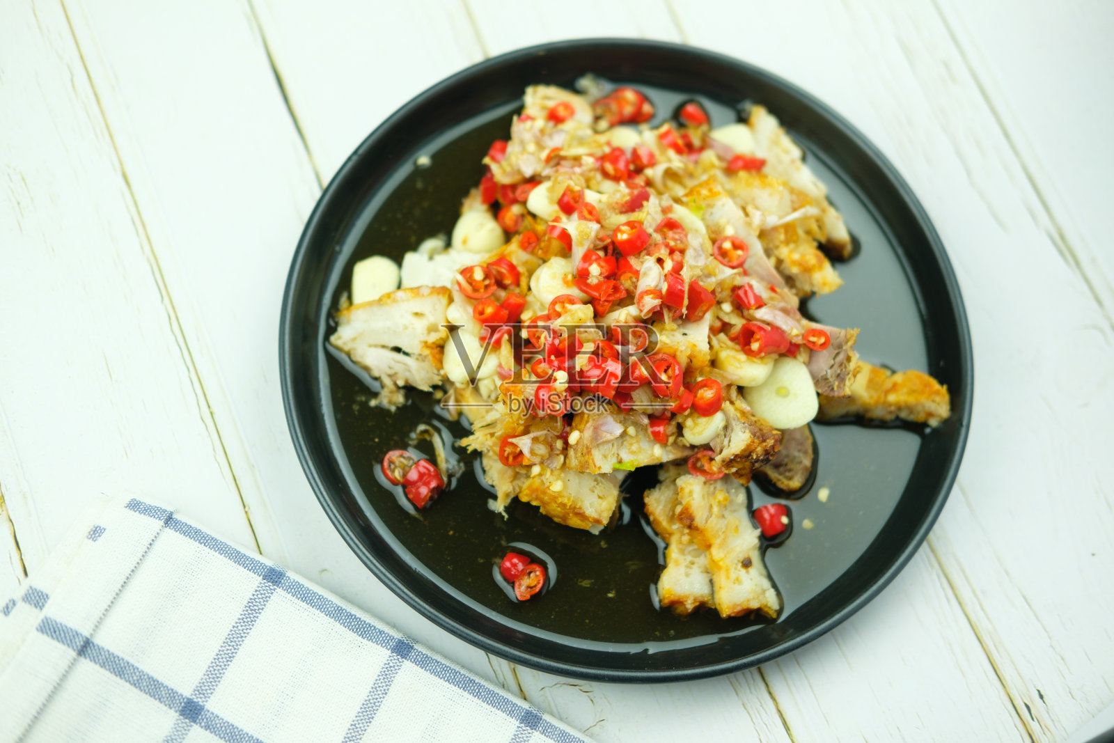 松脆的猪肉配上青柠蒜和辣椒酱沙拉照片摄影图片