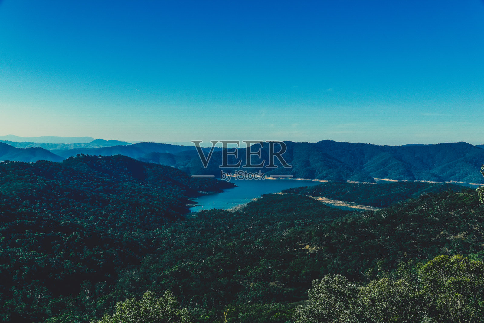 从上面俯瞰澳大利亚的“艾尔登湖”。照片摄影图片