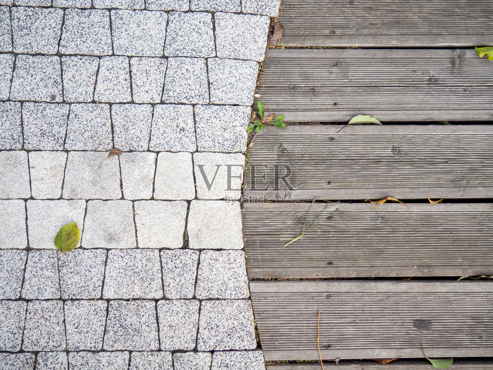 石雕和木地板。照片摄影图片