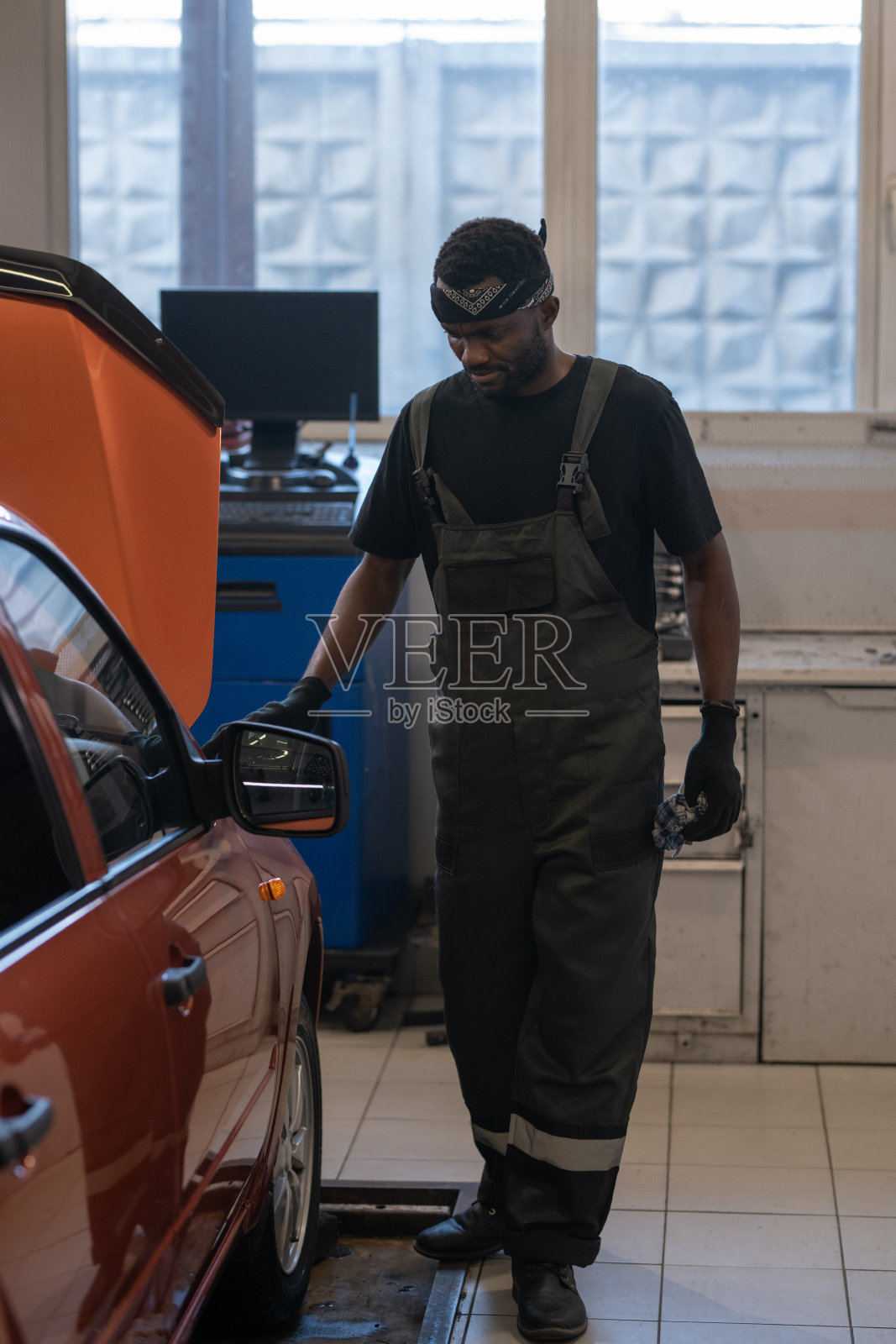 黑色机械师修车照片摄影图片