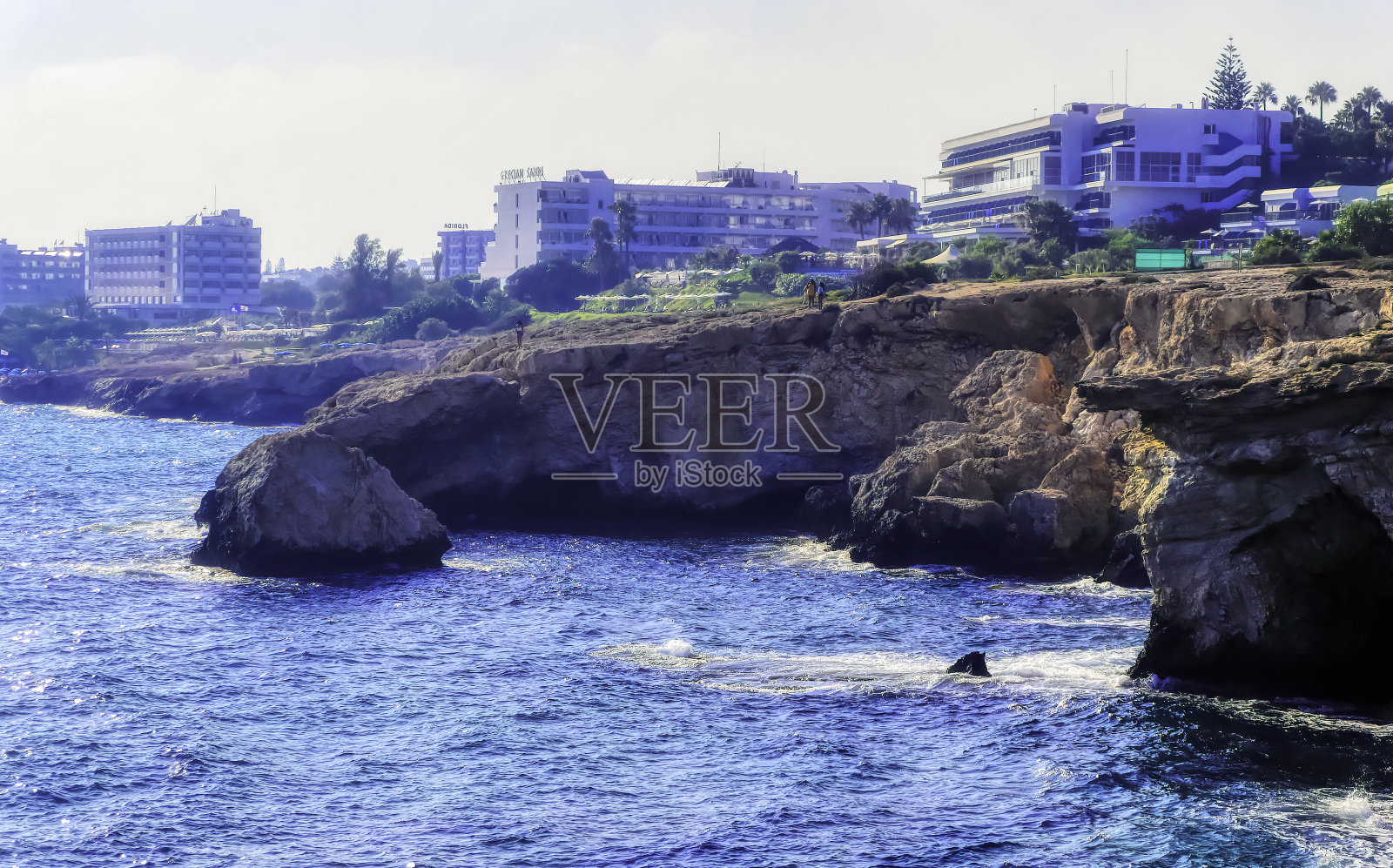 岩石海岸，在阿伊纳帕有海洞入口。照片摄影图片