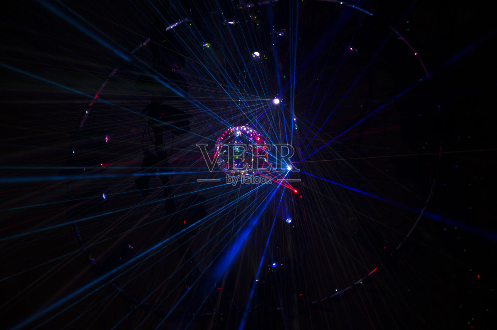 镜面迪斯科球和明亮的灯光在夜间派对照片摄影图片