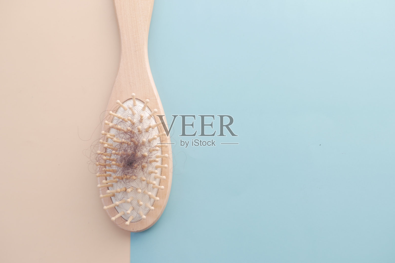 桌上有把掉了头发的刷子，从上到下照片摄影图片