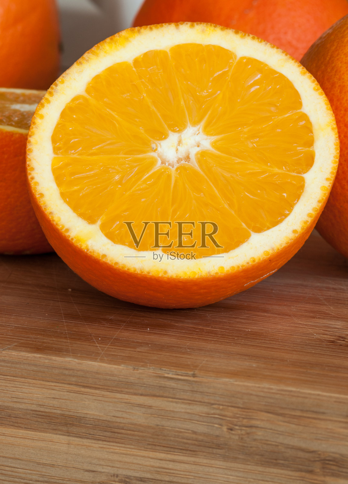 橙子切成两半的特写照片摄影图片