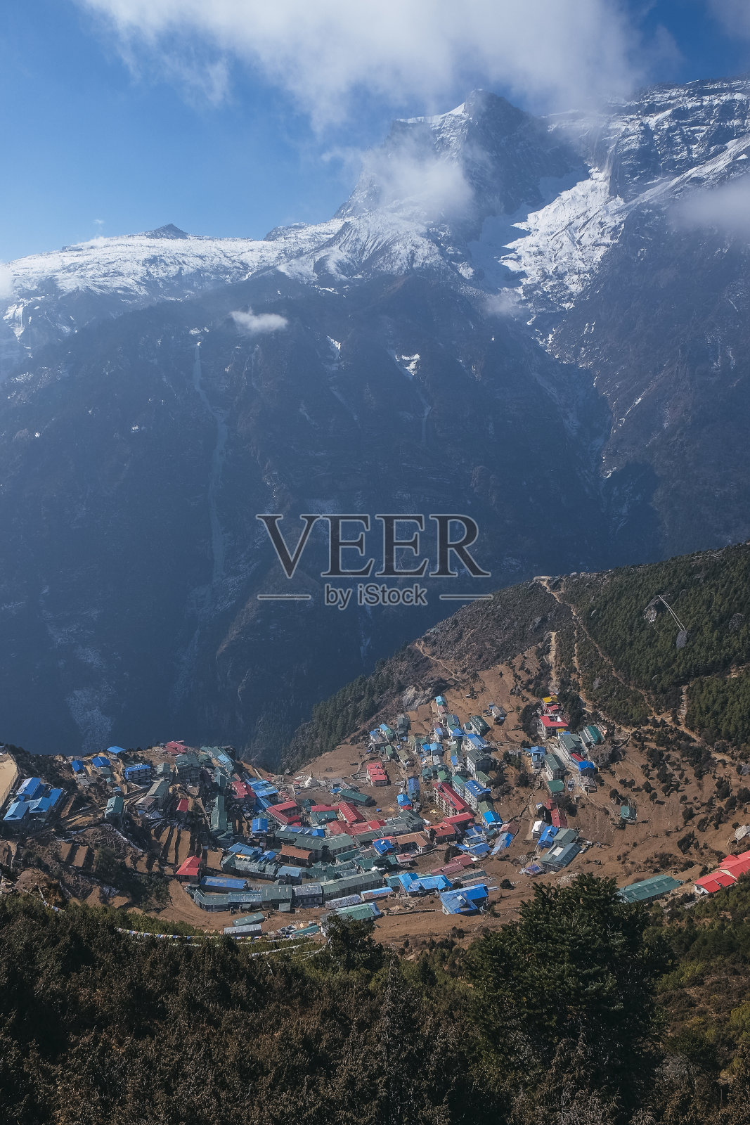 从纳姆奇集市的顶端俯瞰照片摄影图片