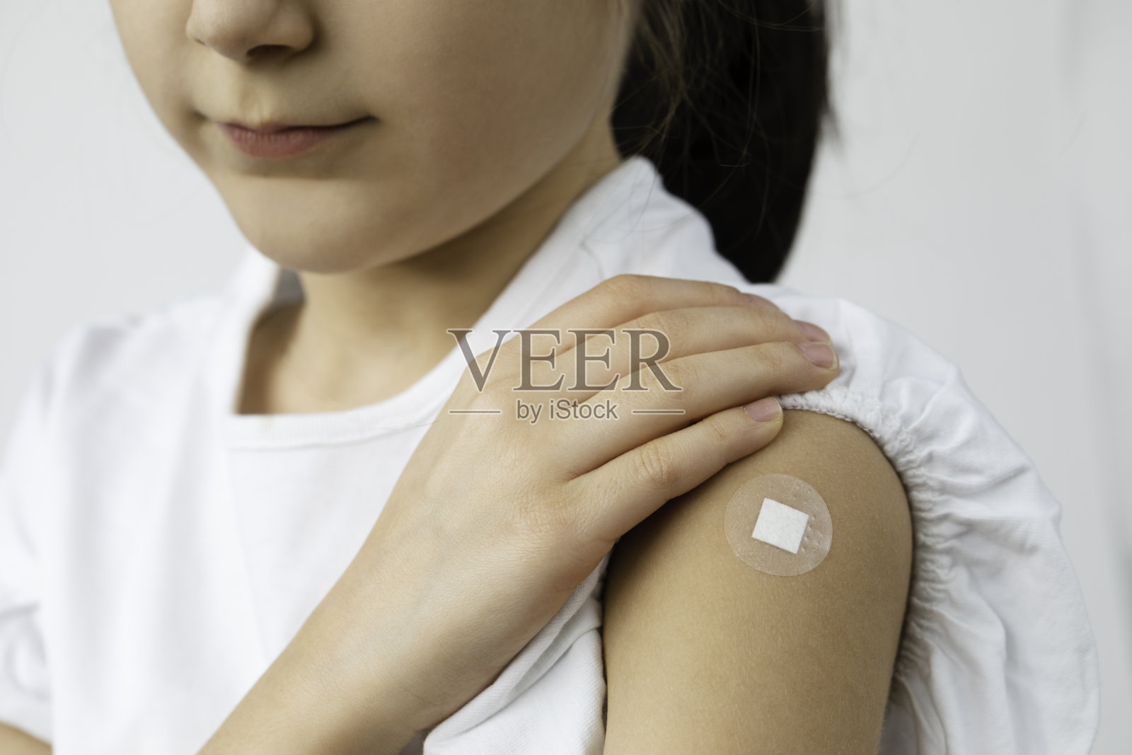 女孩接种Covid-19疫苗照片摄影图片