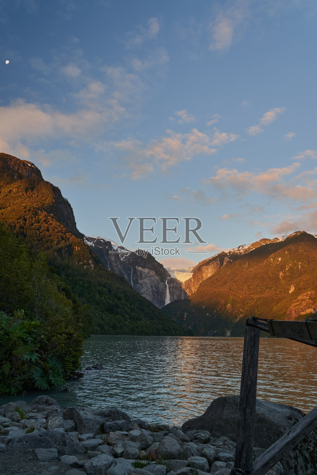 Ventisquero Colgante，位于智利巴塔哥尼亚的queulat国家公园，是一个悬空的冰川，有瀑布和湖泊照片摄影图片