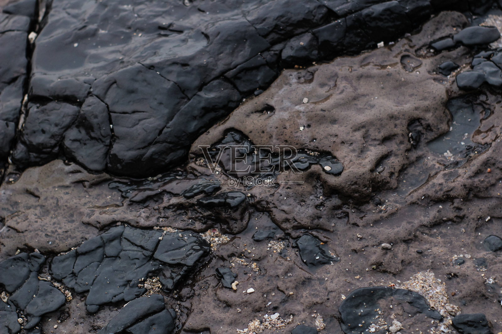 这块石头旁边有水照片摄影图片