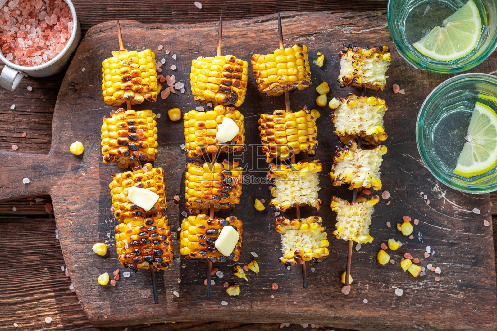 甜烤玉米棒烤在篝火上。照片摄影图片