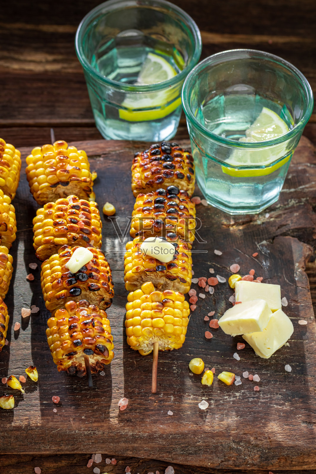 甜烤玉米芯配喜马拉雅盐和黄油。照片摄影图片
