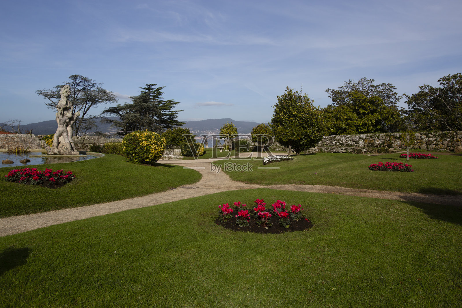 鲜花和绿色的草地在马尔克斯做蒙特做卡斯特罗在维戈的花园照片摄影图片