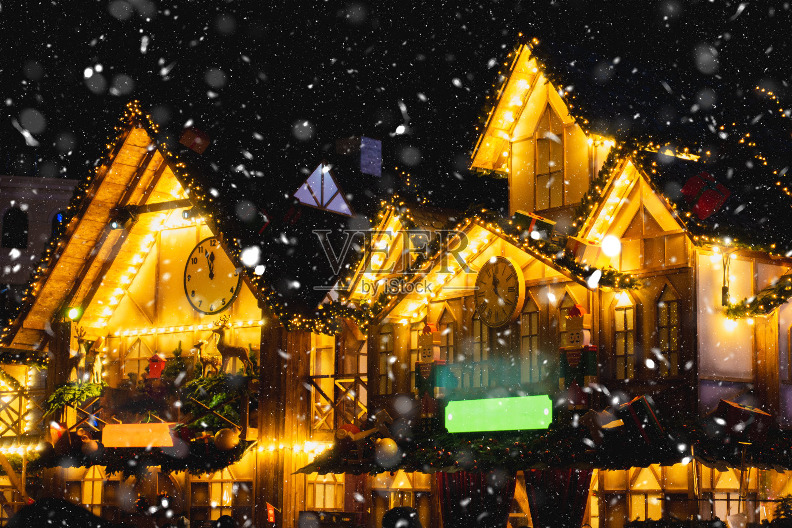 圣诞小镇。用花环照亮的胶合板房子照片摄影图片