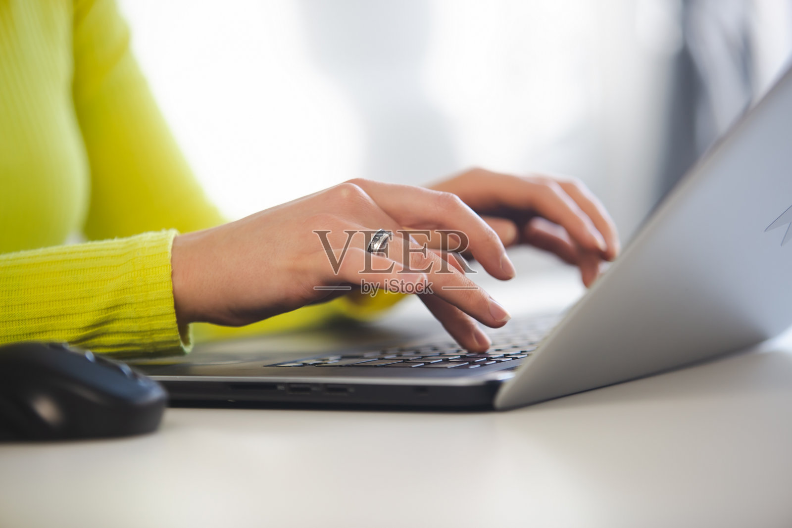 女企业家在笔记本电脑键盘上打字。商业妇女工作在现代笔记本电脑在办公室。自由作家在封锁期间在网上做远程工作照片摄影图片